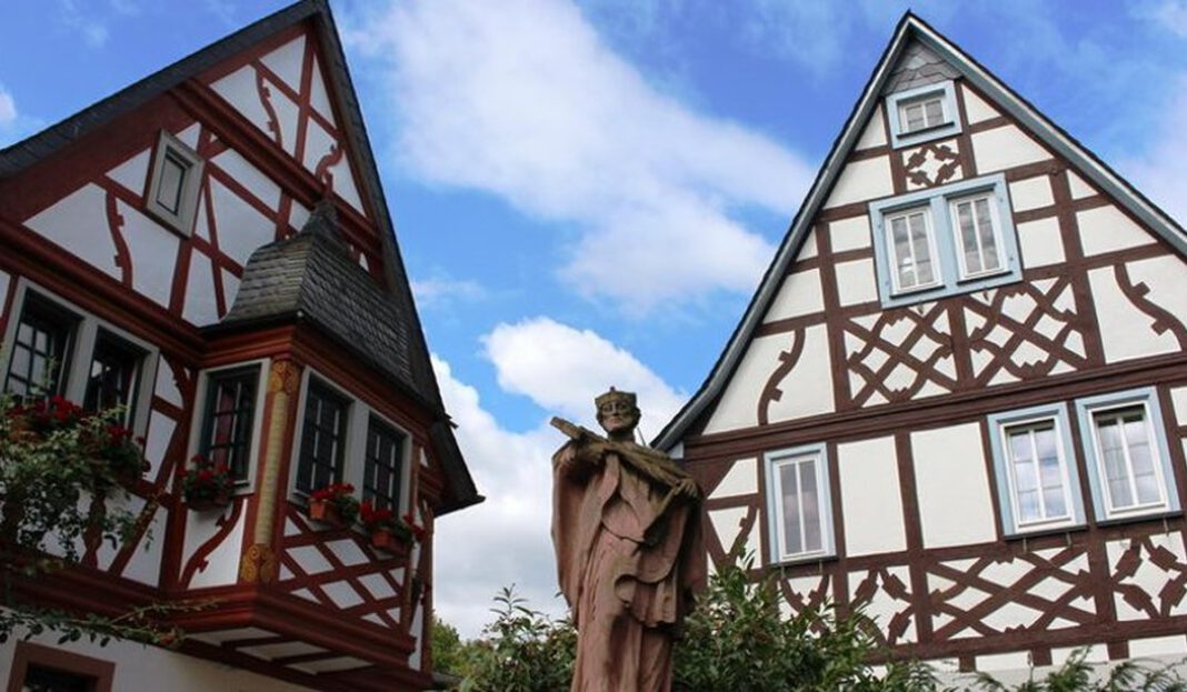 Abgeschlagener Kopf der Nepomukstatue in Erbach wieder befestigt Abgeschlagener Kopf der Nepomukstatue in Erbach wieder befestigt