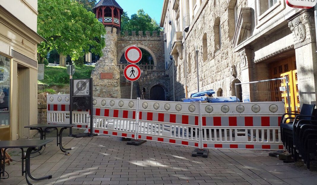 Abschnitt der Straße Am Römertor nach Fassadenschaden gesperrt Abschnitt der Straße Am Römertor nach Fassadenschaden gesperrt