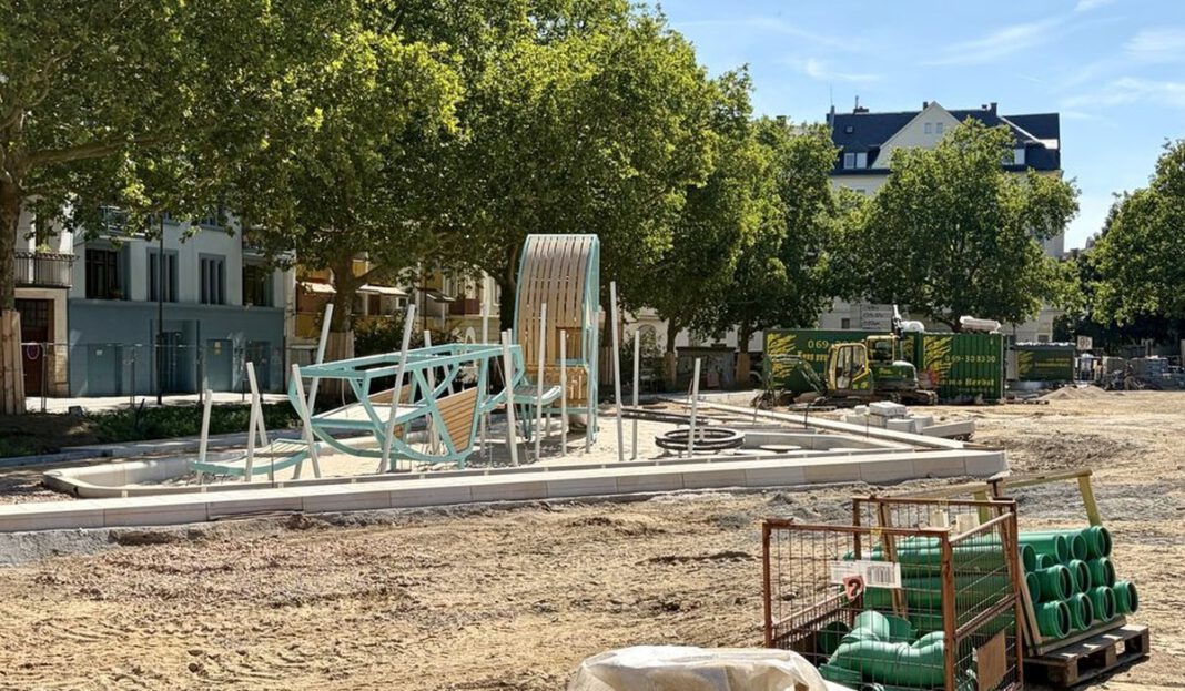 Ehemaliger Parkplatz am Elsässer Platz wird Park und soll im Herbst fertig sein Ehemaliger Parkplatz am Elsässer Platz wird Park und soll im Herbst fertig sein