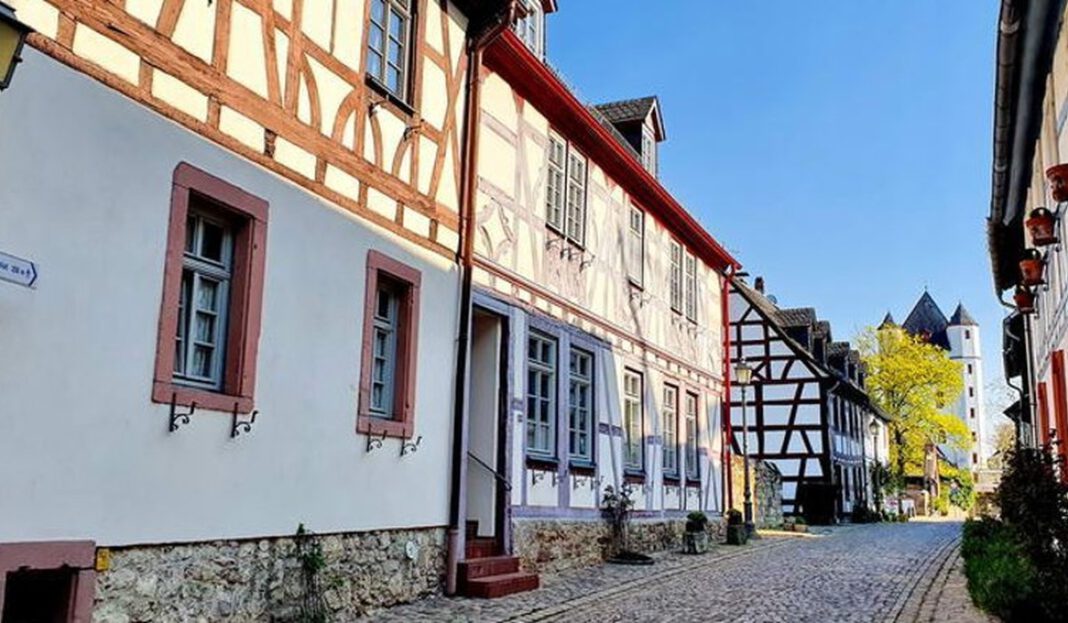 Eltville führt im September durch Altstadt, Burg und Weinkultur