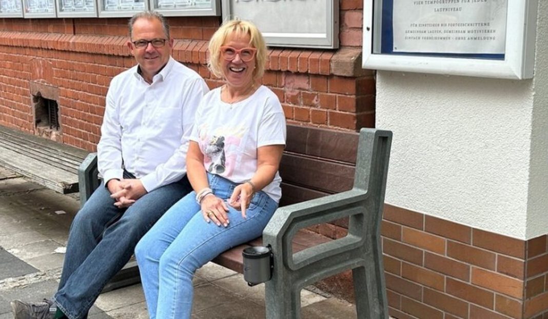 Eltville testet höhere Bänke in der Fußgängerzone für besseres Sitzangebot älterer Menschen Eltville testet höhere Bänke in der Fußgängerzone für besseres Sitzangebot älterer Menschen