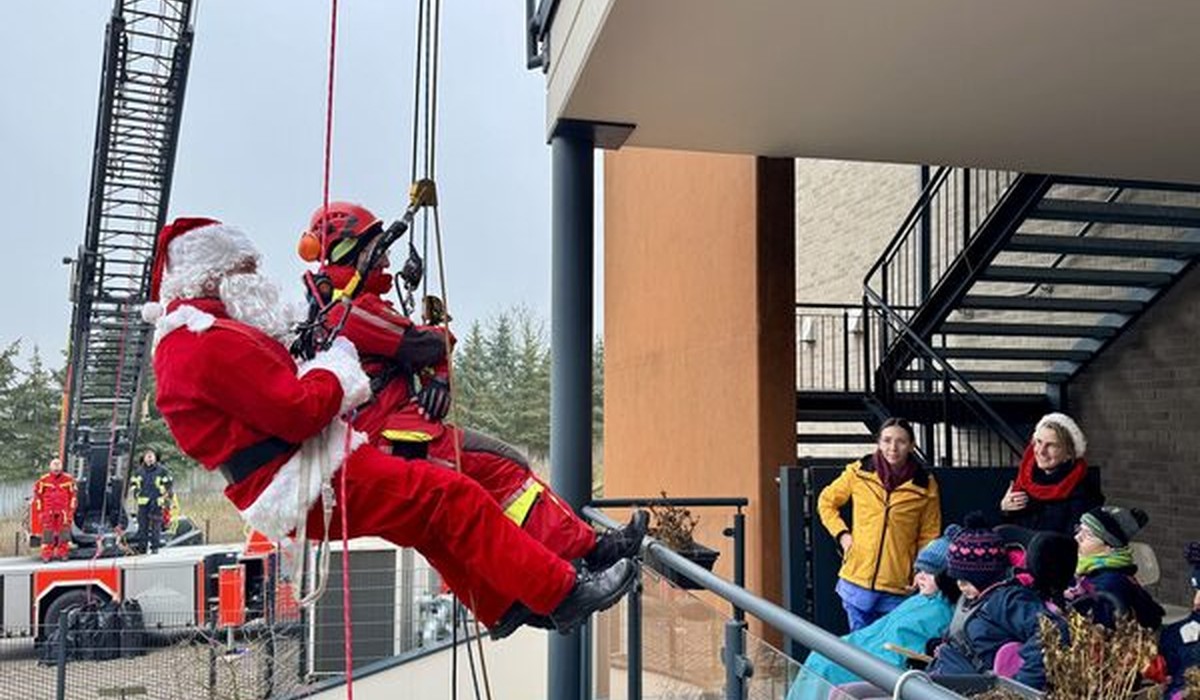 Höhenretter der Feuerwehr überraschen als Nikolaus im Zwerg Nase Zentrum Höhenretter der Feuerwehr überraschen als Nikolaus im Zwerg Nase Zentrum
