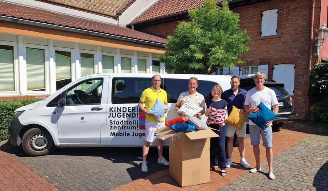 Lions Club spendet rund 30 Kissen für Jugendräume in Wiesbadens östlichen Vororten