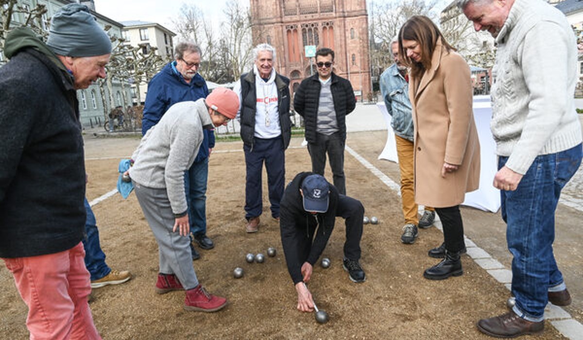 Luisenplatz wieder geöffnet: Bouleplatz mit kostenfreiem Verleihangebot startet in die Saison