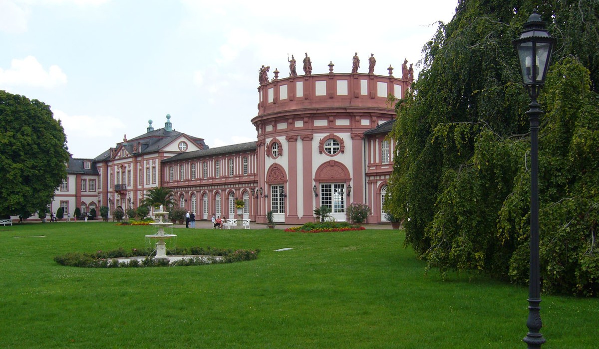 Mascha Schilinskis Zeitroman „In die Sonne schauen“ wird im Schloss Biebrich erneut gezeigt Mascha Schilinskis Zeitroman „In die Sonne schauen“ wird im Schloss Biebrich erneut gezeigt