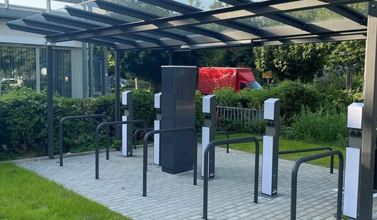 Neue Fahrradstation am Elsässer Platz ergänzt Parkhaus um überdachte Abstellplätze und Ladeangebot