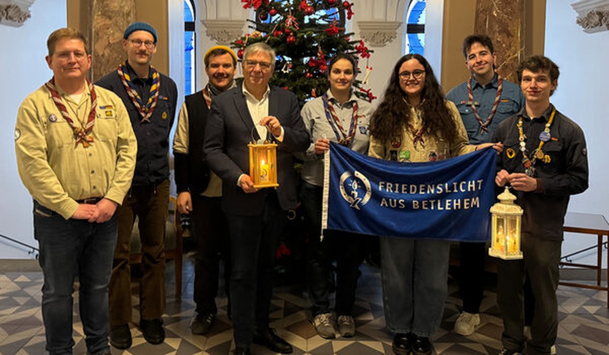 Oberbürgermeister empfängt Friedenslicht und verweist auf das Motto Ein Funke Mut Oberbürgermeister empfängt Friedenslicht und verweist auf das Motto Ein Funke Mut