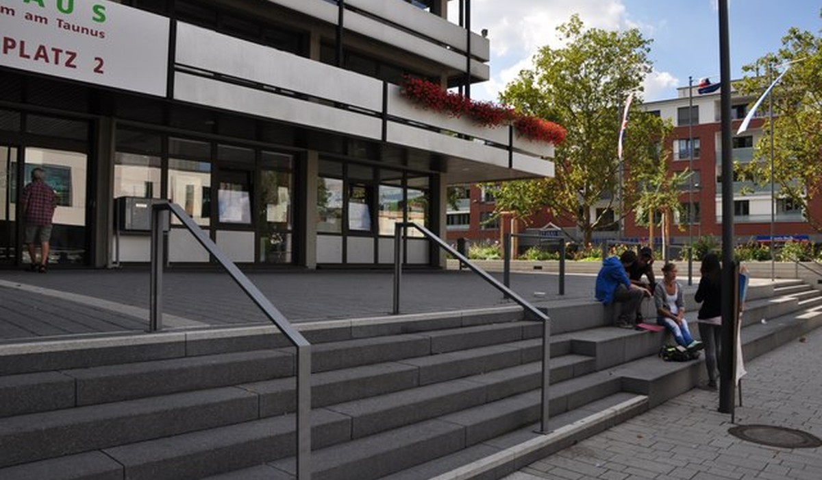 Schülerarbeiten schmücken Rathausfenster: Adventskalender mit 24 Motiven bis Weihnachten Schülerarbeiten schmücken Rathausfenster: Adventskalender mit 24 Motiven bis Weihnachten