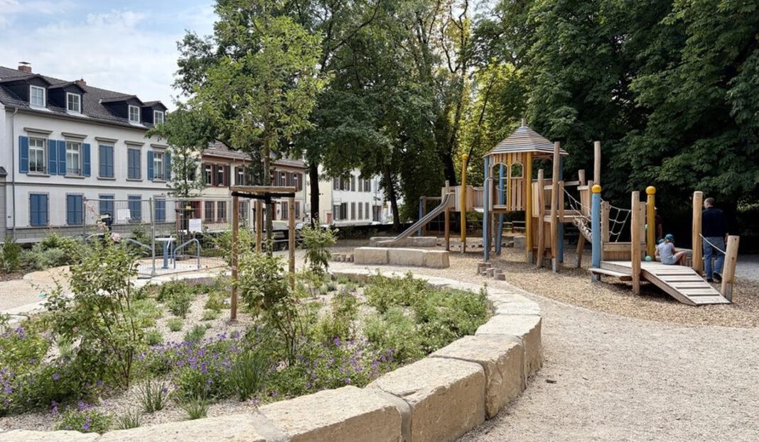 Spielplatz im Schlosspark Biebrich eröffnet mit inklusiven Angeboten und Wasserspiel Spielplatz im Schlosspark Biebrich eröffnet mit inklusiven Angeboten und Wasserspiel