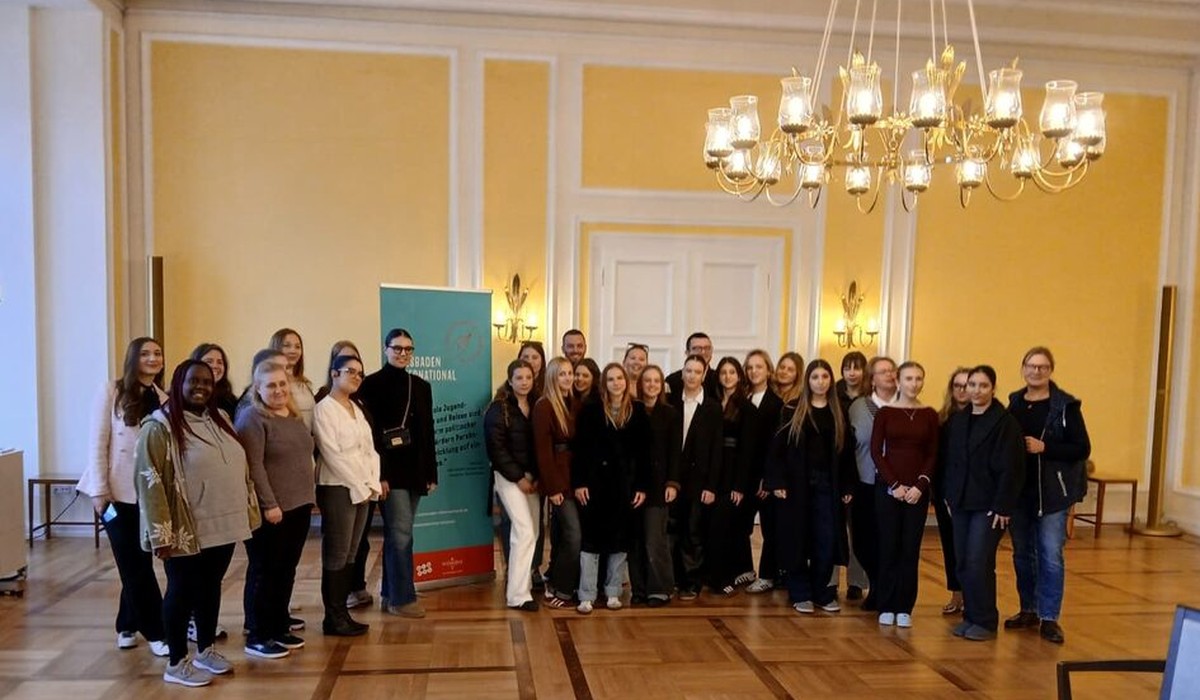 Wiesbaden empfängt 20 Mädchen aus Dubrovnik zur Begegnung unter dem Motto Europa zusammen erleben Wiesbaden empfängt 20 Mädchen aus Dubrovnik zur Begegnung unter dem Motto Europa zusammen erleben