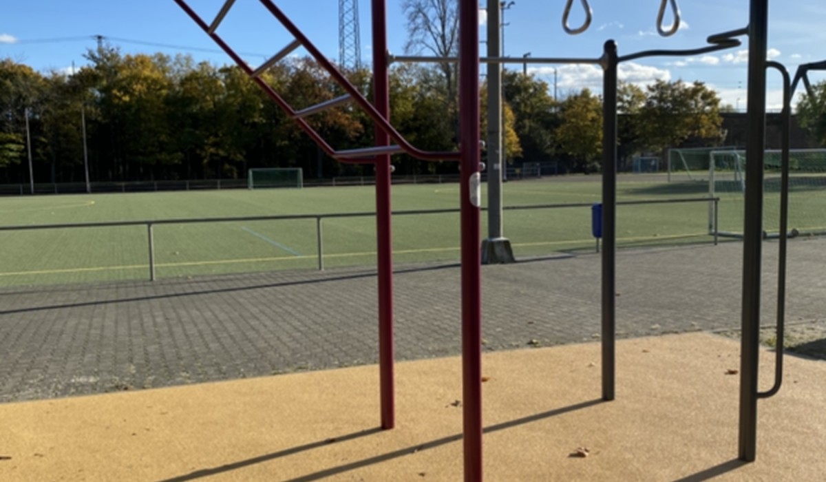 Wiesbaden ergänzt Sportplatz Amöneburg um Calisthenics Anlage und neuen Basketballkorb