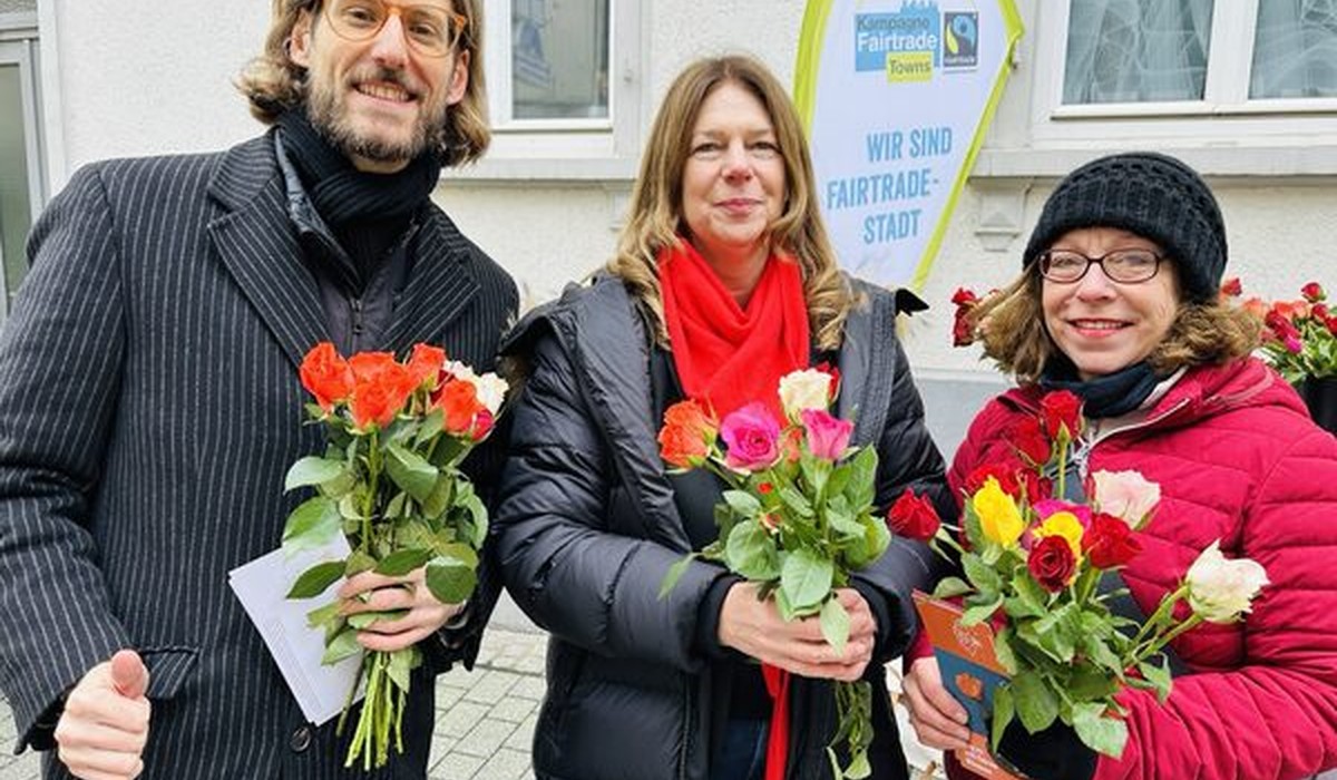 Wiesbaden verteilt Fairtrade Rosen zum Valentinstag und wirbt für fairen Handel Wiesbaden verteilt Fairtrade Rosen zum Valentinstag und wirbt für fairen Handel