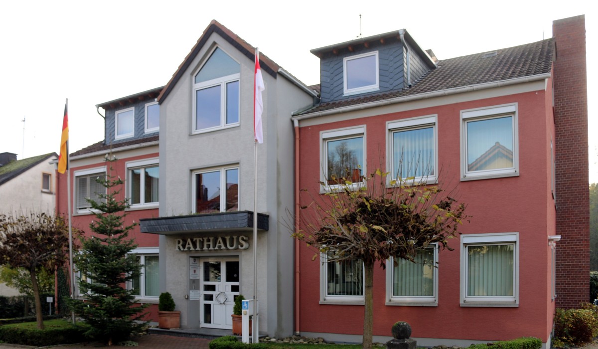 Wunschbaum vor dem Wallufer Rathaus sammelt Geschenke und Weihnachtsbotschaften Wunschbaum vor dem Wallufer Rathaus sammelt Geschenke und Weihnachtsbotschaften