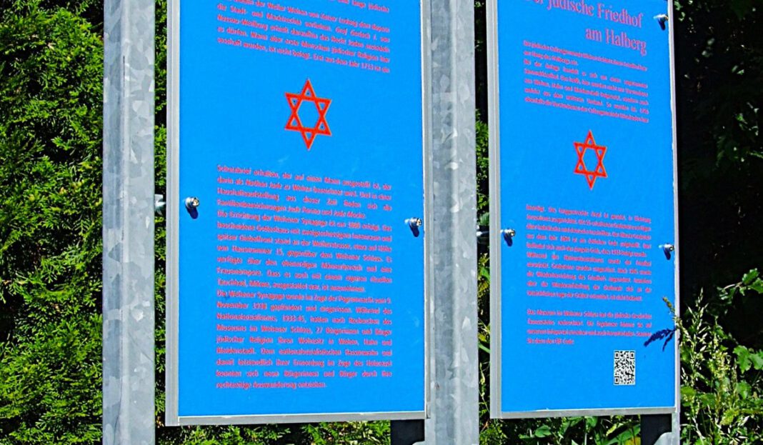 Zwei Tafeln ersetzen frühere Beschilderung am jüdischen Friedhof am Halberg Zwei Tafeln ersetzen frühere Beschilderung am jüdischen Friedhof am Halberg